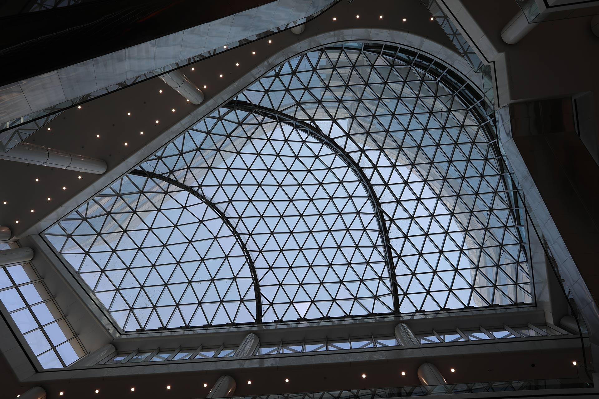 نور طبیعی در خانه با سقف شیشه ای